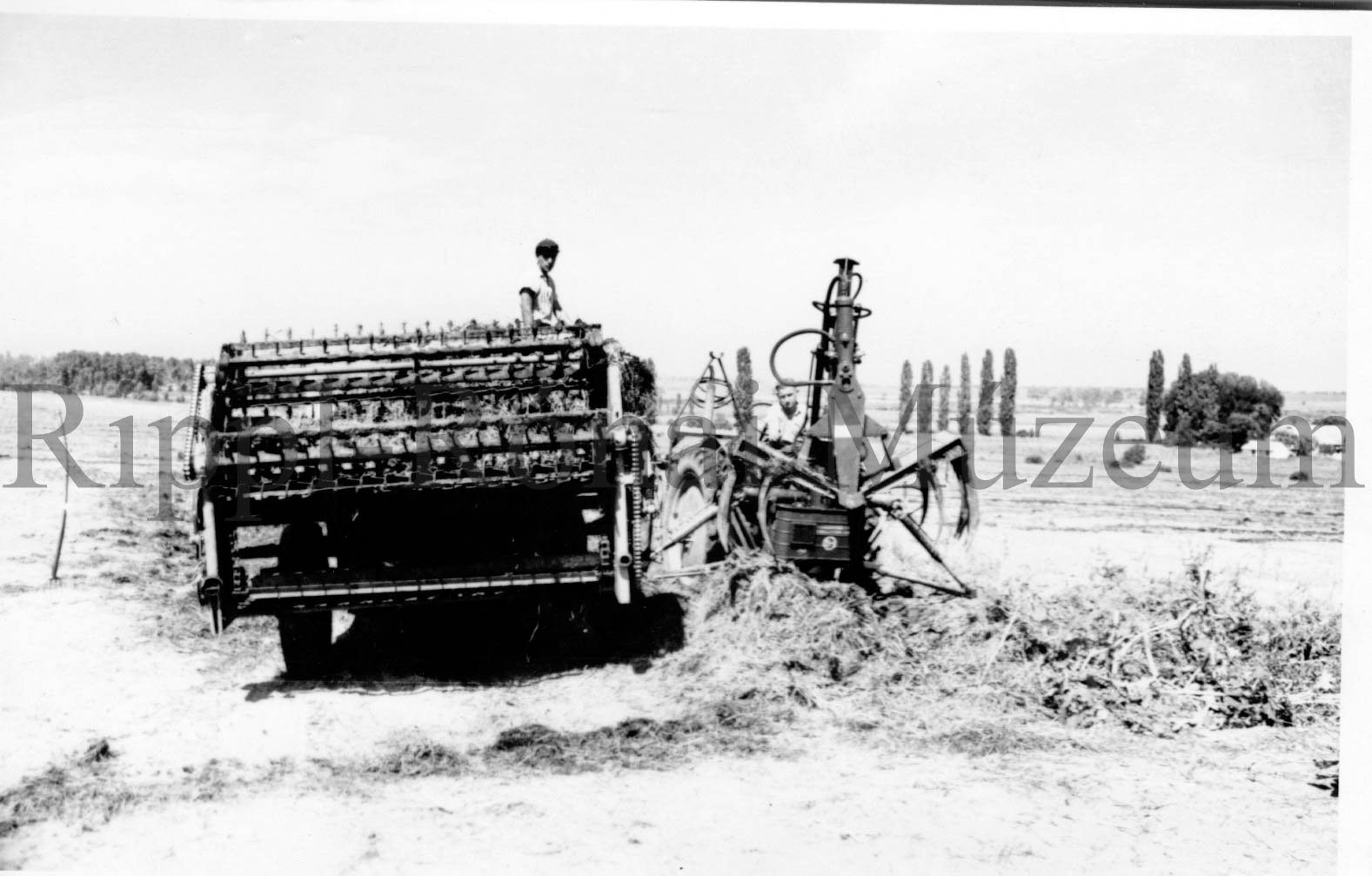 Szervestrágya-rakodógéppel gyarapodott a lengyeltóti ÁG. A gép (Rippl-Rónai Múzeum CC BY-NC-SA)