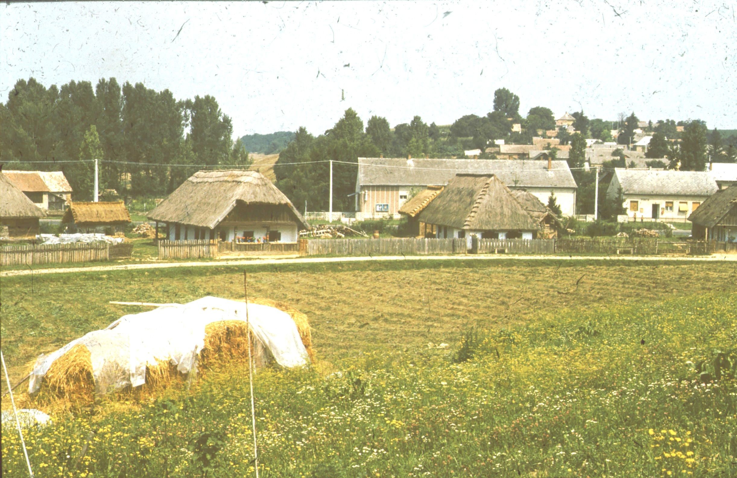 Szennai házak a kisfaludi pince felől (Rippl-Rónai Múzeum CC BY-NC-ND)