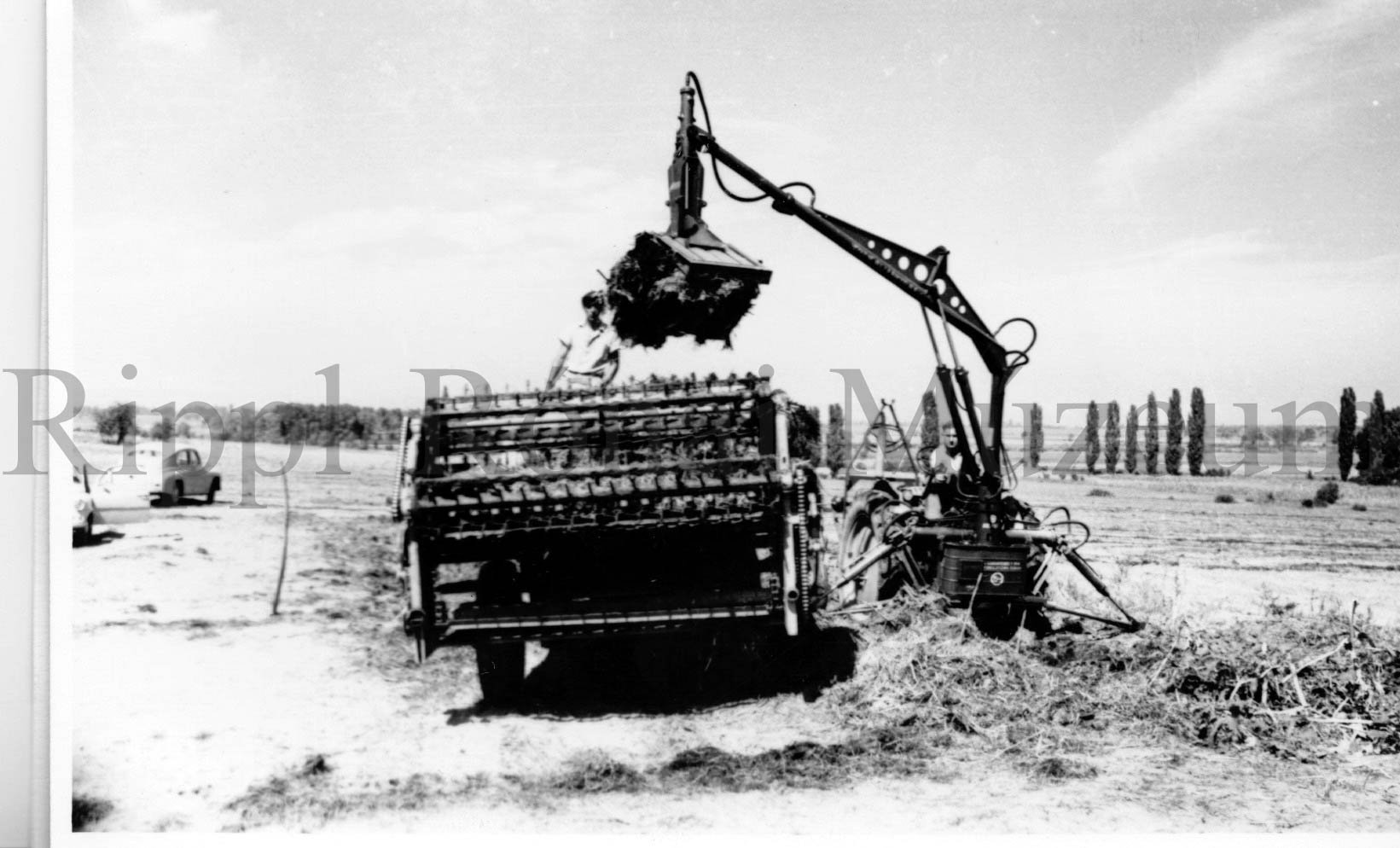 Szervestrágya-rakodó gép az Állami Gazdaságban. A gép munka közben (Rippl-Rónai Múzeum CC BY-NC-SA)