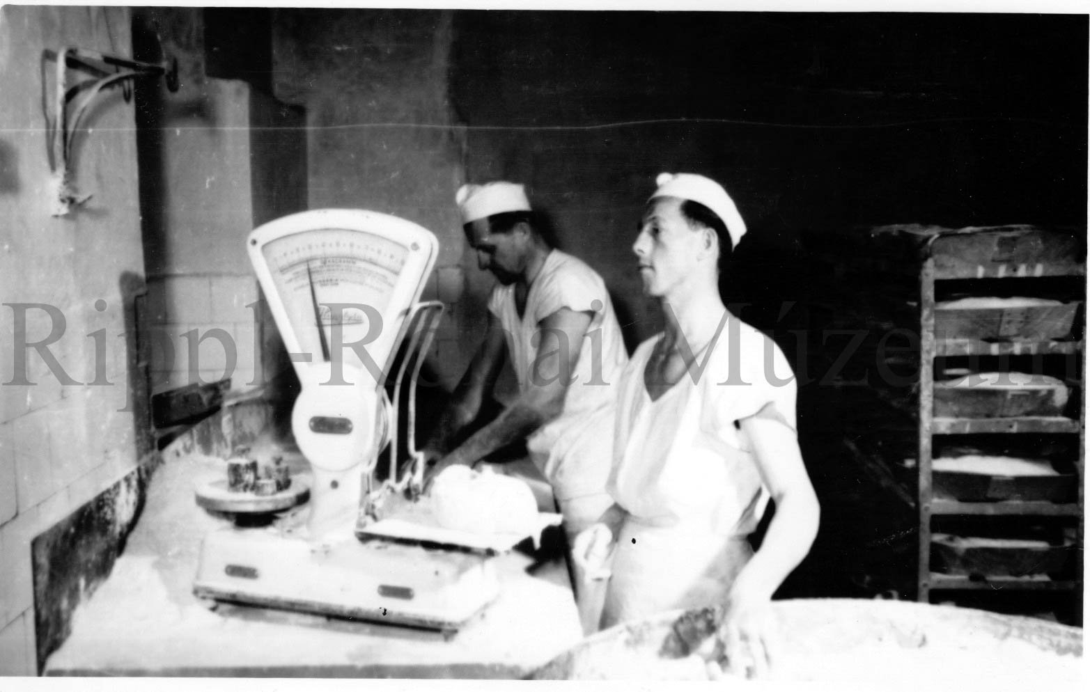 Szita László kétkilós kenyereket mér a marcali Sütőipari Vállalatnál (Rippl-Rónai Múzeum CC BY-NC-SA)