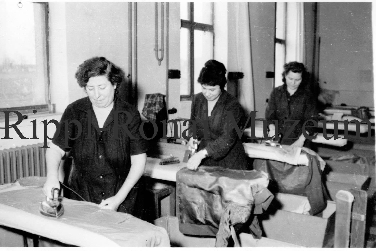 Patyolat Vállalat. Vasalónők munka közben (Rippl-Rónai Múzeum CC BY-NC-SA)