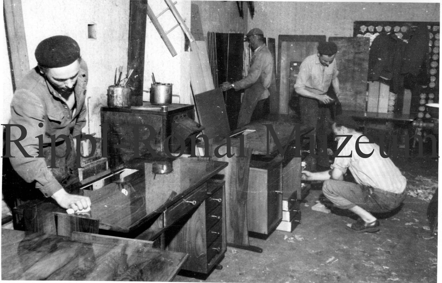 A kaposvári Asztalosipari Ktsz.-ben hajóskapitányi kabin berendezését csinálják (Rippl-Rónai Múzeum CC BY-NC-SA)