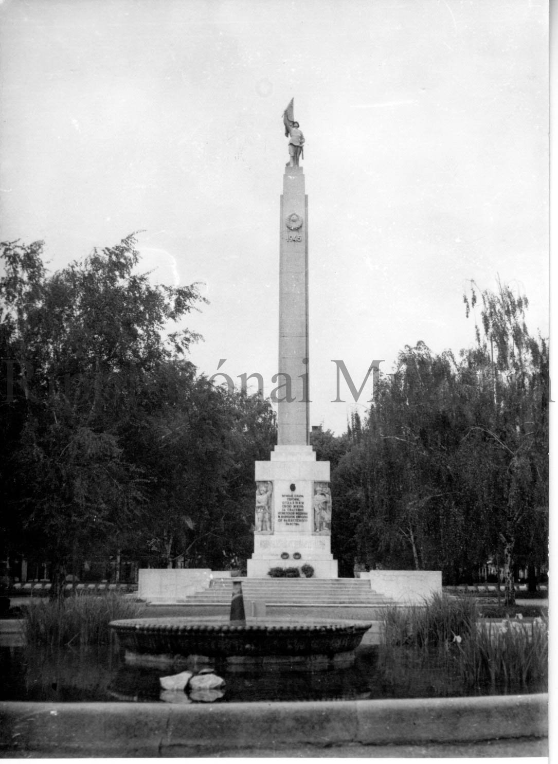 A kaposvári Szabadság (ma: Berzsenyi) park szovjet emlékműve (Rippl-Rónai Múzeum CC BY-NC-SA)