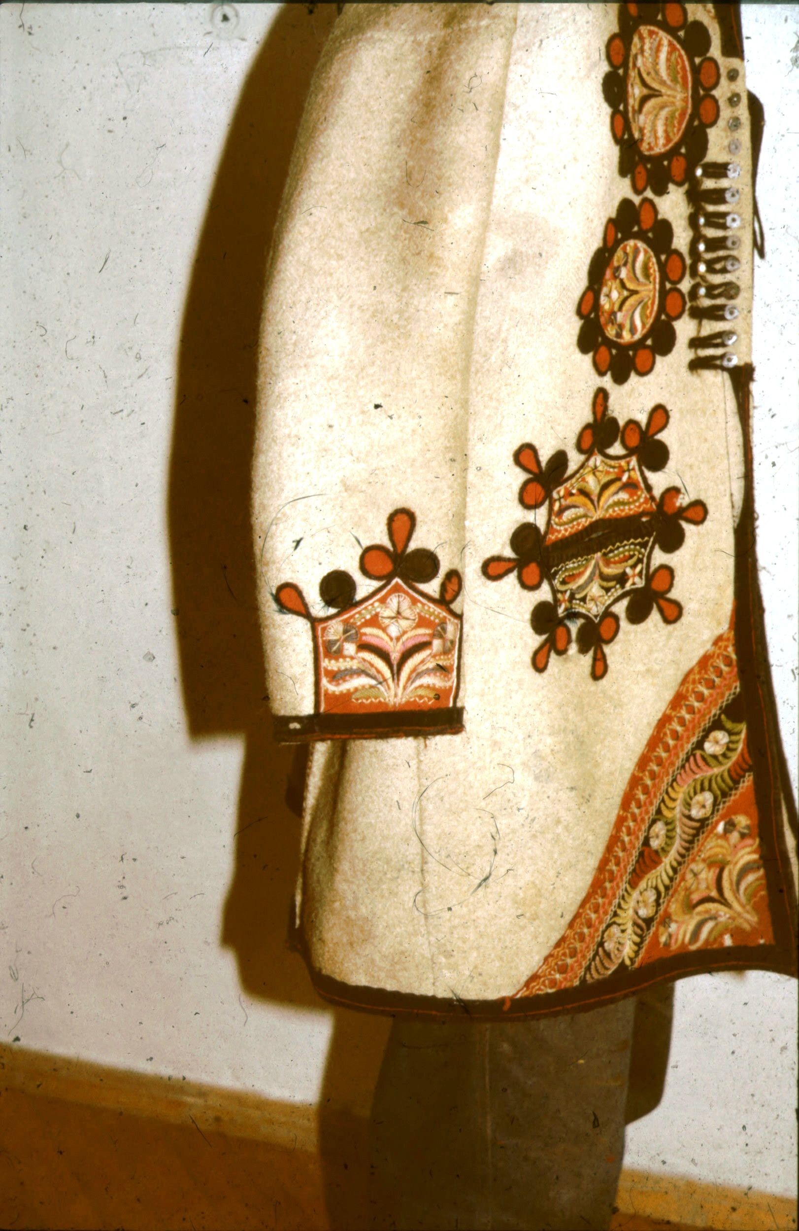 Szűrkabát ujjának és elejének díszítése. Mohács (Rippl-Rónai Múzeum CC BY-NC-ND)