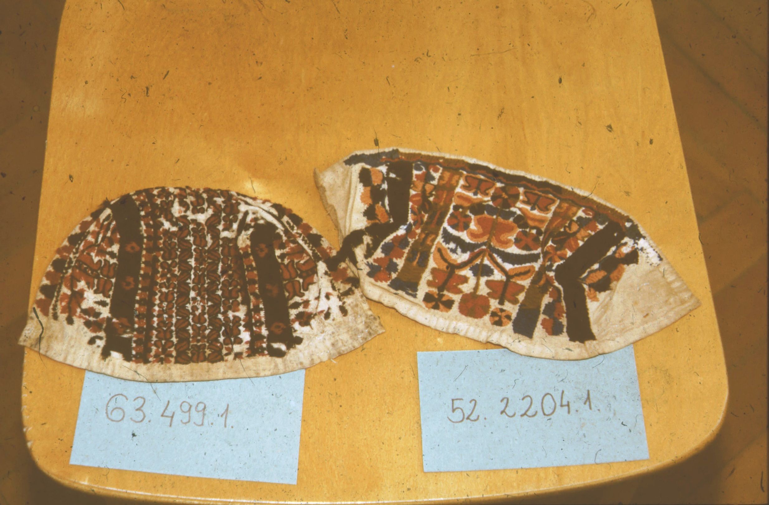 Gyapjúval hímzett főkötők, Mecsek vidékéről (Rippl-Rónai Múzeum CC BY-NC-ND)