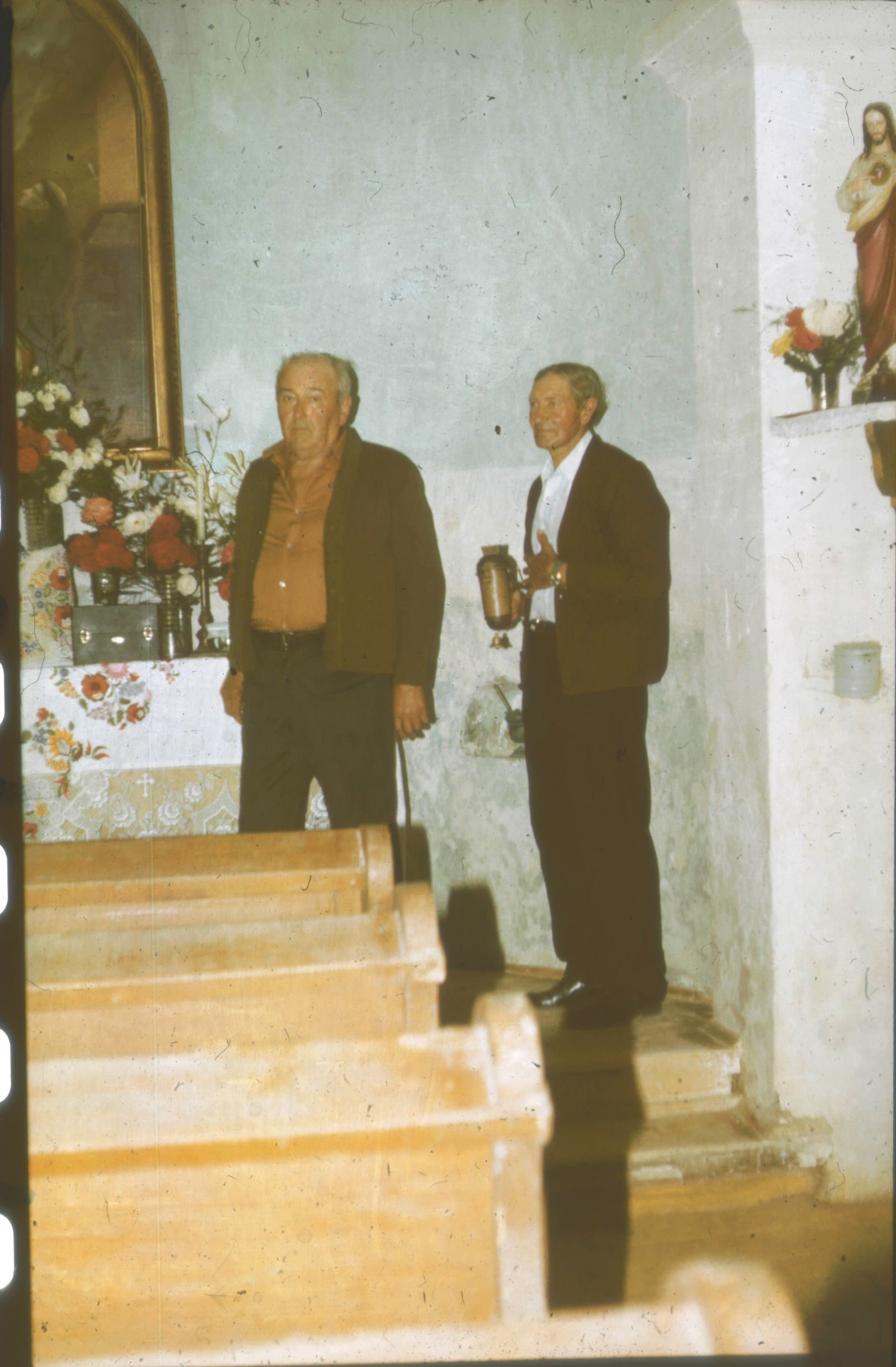 Perselyt tartó egyházközségi képviselő és társa a kápolnában (Rippl-Rónai Múzeum CC BY-NC-ND)