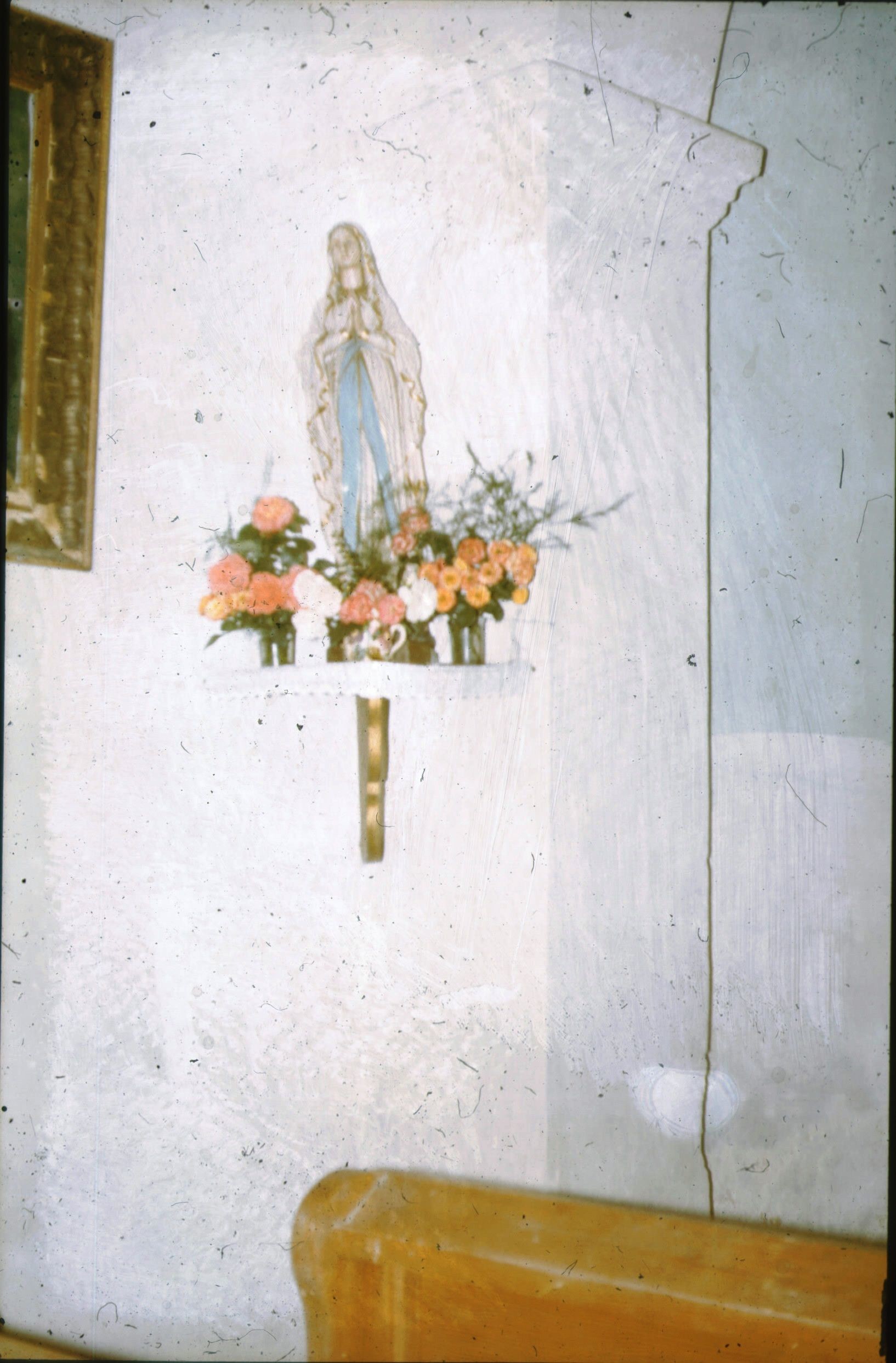 Virággal díszített Szűz Mária szobor a kápolnában (Rippl-Rónai Múzeum CC BY-NC-ND)