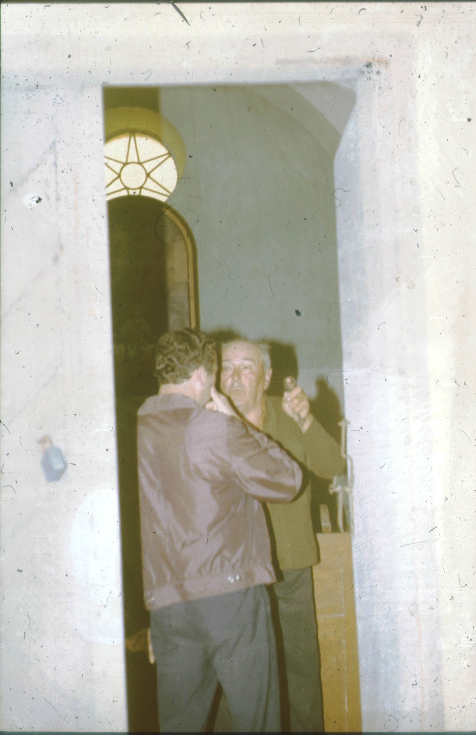 A pap és egyik híve beszélget a kápolna kapujában (Rippl-Rónai Múzeum CC BY-NC-ND)