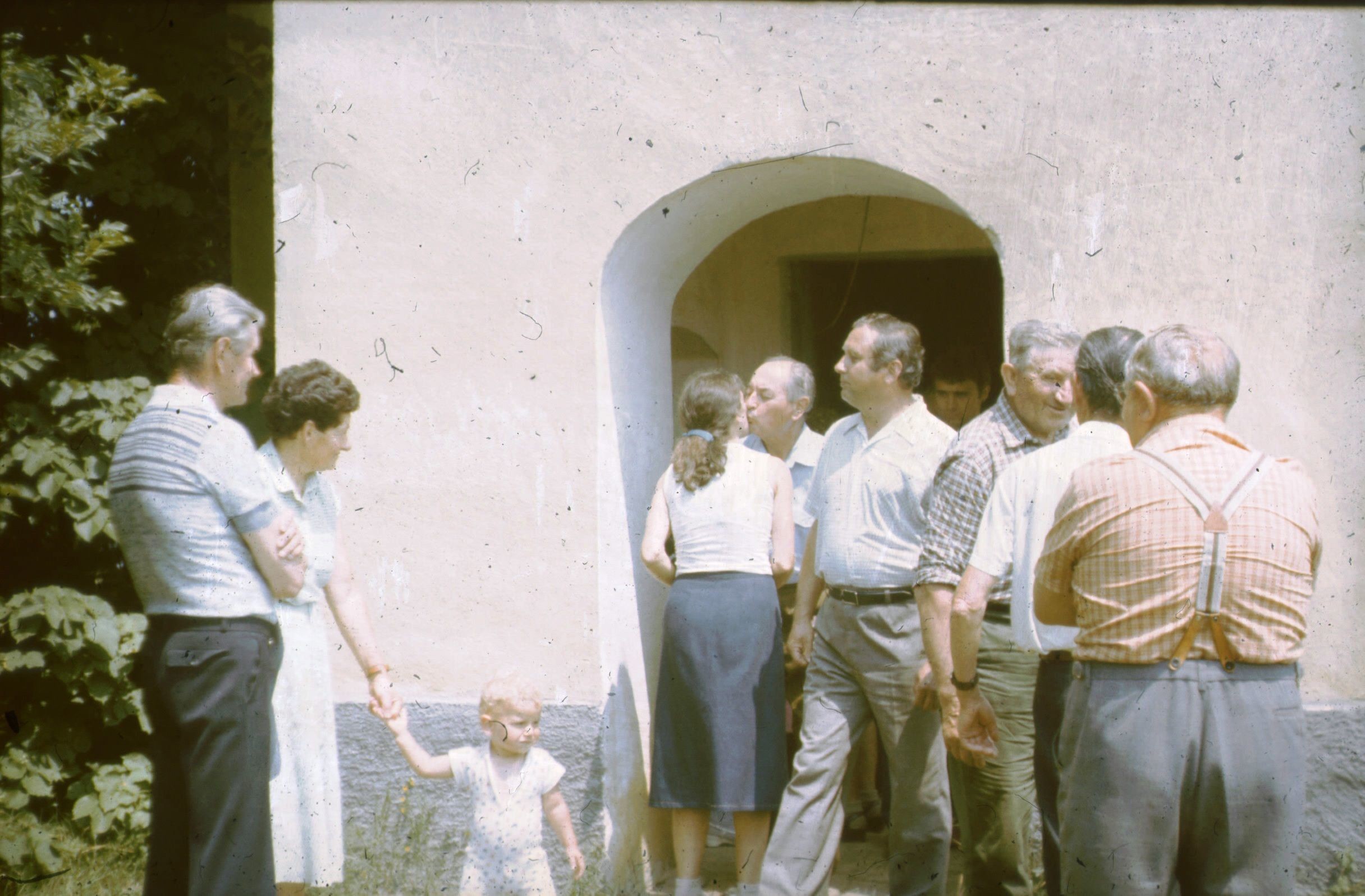 Búcsúi mise után beszélgetők a kápolna előtt (Rippl-Rónai Múzeum CC BY-NC-ND)