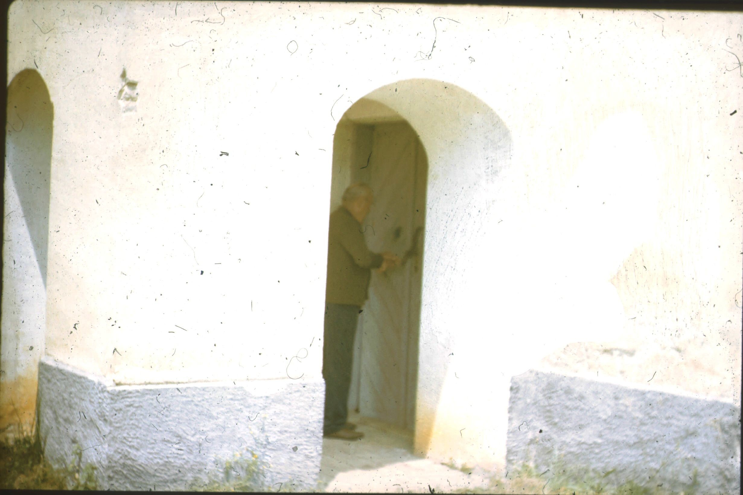 Az egyházközségi képviselő bezárja a kápolna kapuját (Rippl-Rónai Múzeum CC BY-NC-ND)