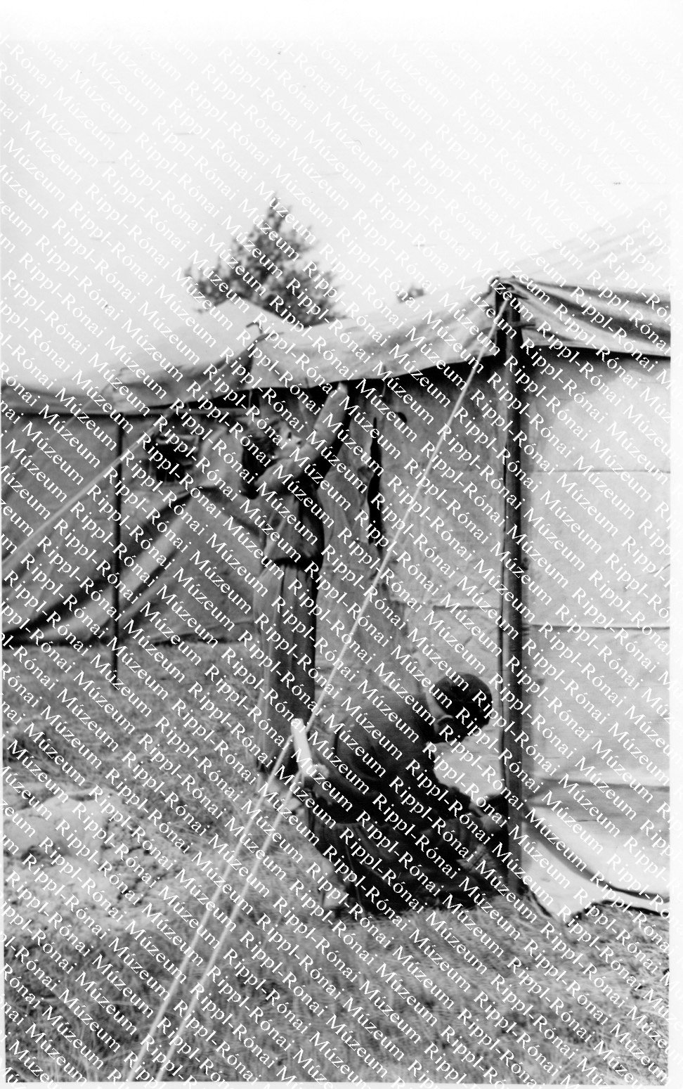A dunaújvárosi Vasvári Pál Általános Iskola tanulói sátortábort vernek Fonyódligeten (Rippl-Rónai Múzeum CC BY-NC-SA)