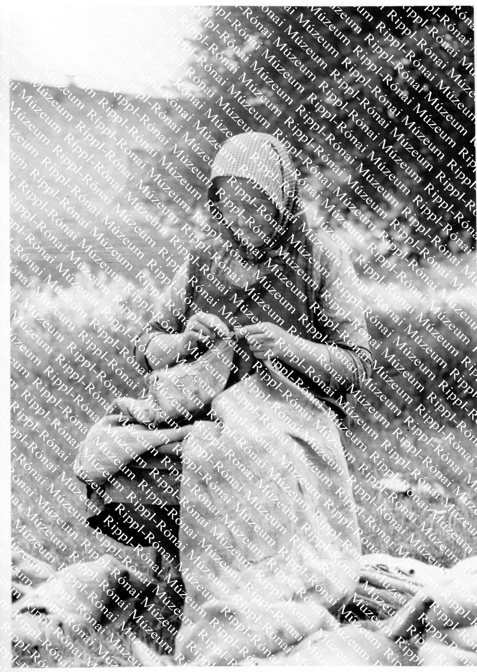 Kustos néni, a pazosfai Búzakalász Tsz. tagja zsákot varr (Rippl-Rónai Múzeum CC BY-NC-SA)