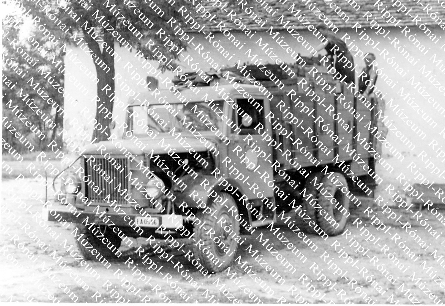 A kivadári Földművesszövetkezet raktárából gépkocsi szállítja az uborkát a nagyatádi Konzervgyárba (Rippl-Rónai Múzeum CC BY-NC-SA)