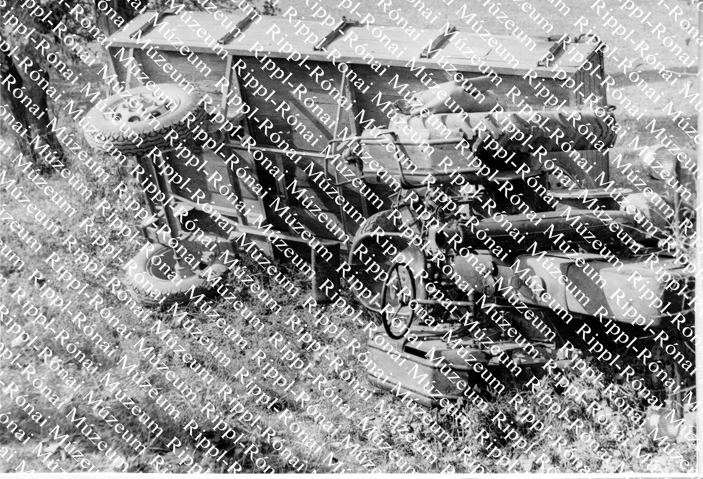 A vizsgázatlan traktor utánfutója az árokba borult. (Rippl-Rónai Múzeum CC BY-NC-SA)