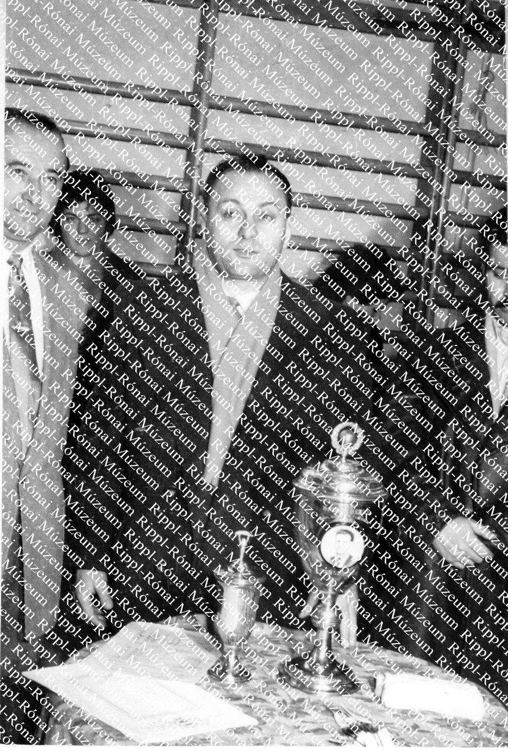 Vermes Imre, a megyei TST elnöke átadja az ezüst serleget a teremröplabda-bajnok K. Honvéd vezetőjének (Rippl-Rónai Múzeum CC BY-NC-SA)