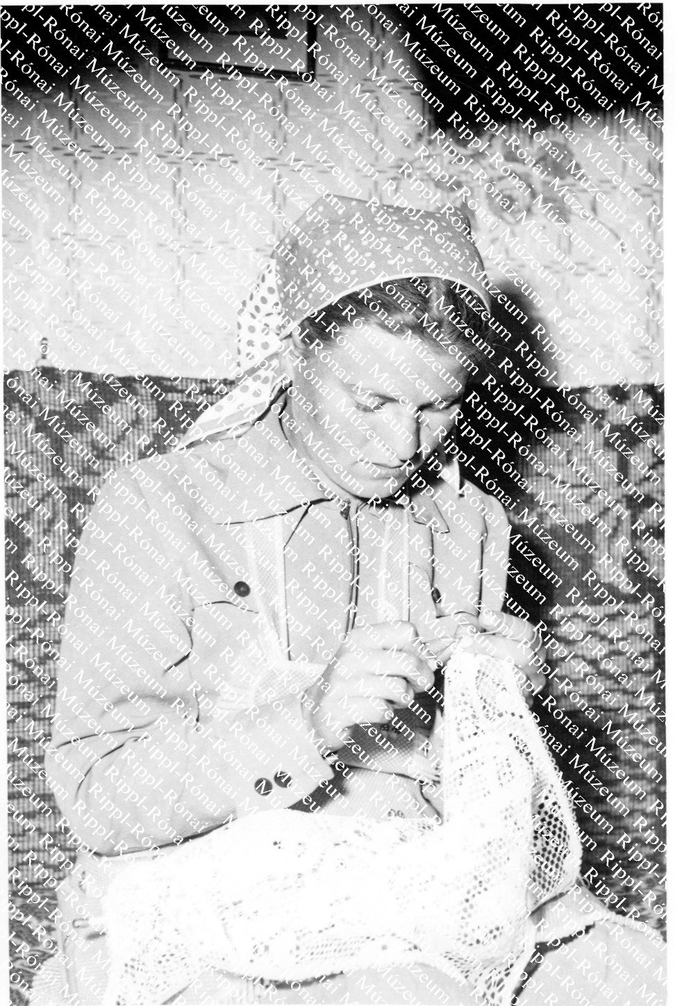 Boda Anna göllei lány esténként szorgalmasan gyarapítja a kelengyéjét (Rippl-Rónai Múzeum CC BY-NC-SA)
