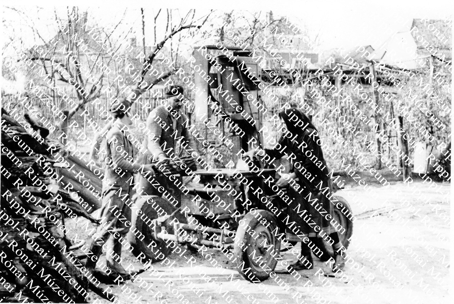 Török Jenő motoros fűrészelő Szulokon vállalt bérmunkát (Rippl-Rónai Múzeum CC BY-NC-SA)