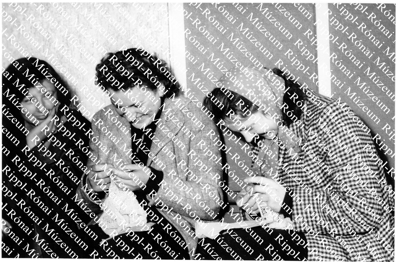 A szabási KISZ-klubban a lányok horgolással töltik az időt. (Rippl-Rónai Múzeum CC BY-NC-SA)