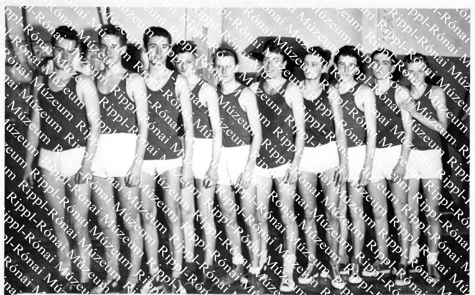 A Táncsics gimnázium kosárlabda fiúcsapata (Rippl-Rónai Múzeum CC BY-NC-SA)