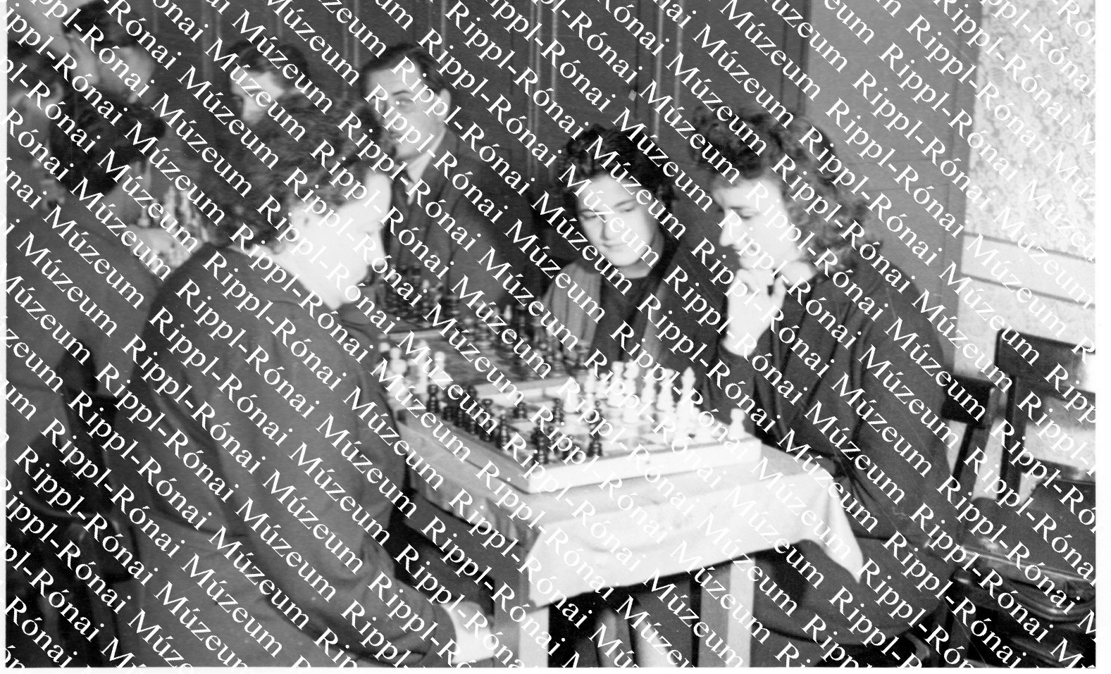 A kiskorpádi női sakkozók a szpartakiád megyei döntőjében (Rippl-Rónai Múzeum CC BY-NC-ND)