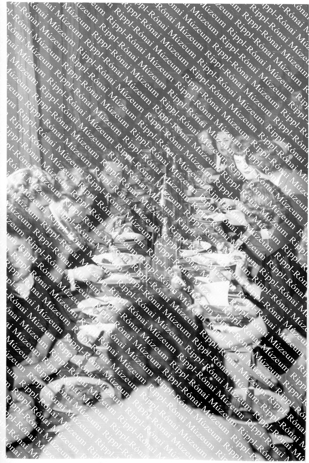 A kefegyári nyereségrészesedés osztása után a KISZ-fiatalok vacsora asztala (Rippl-Rónai Múzeum CC BY-NC-SA)