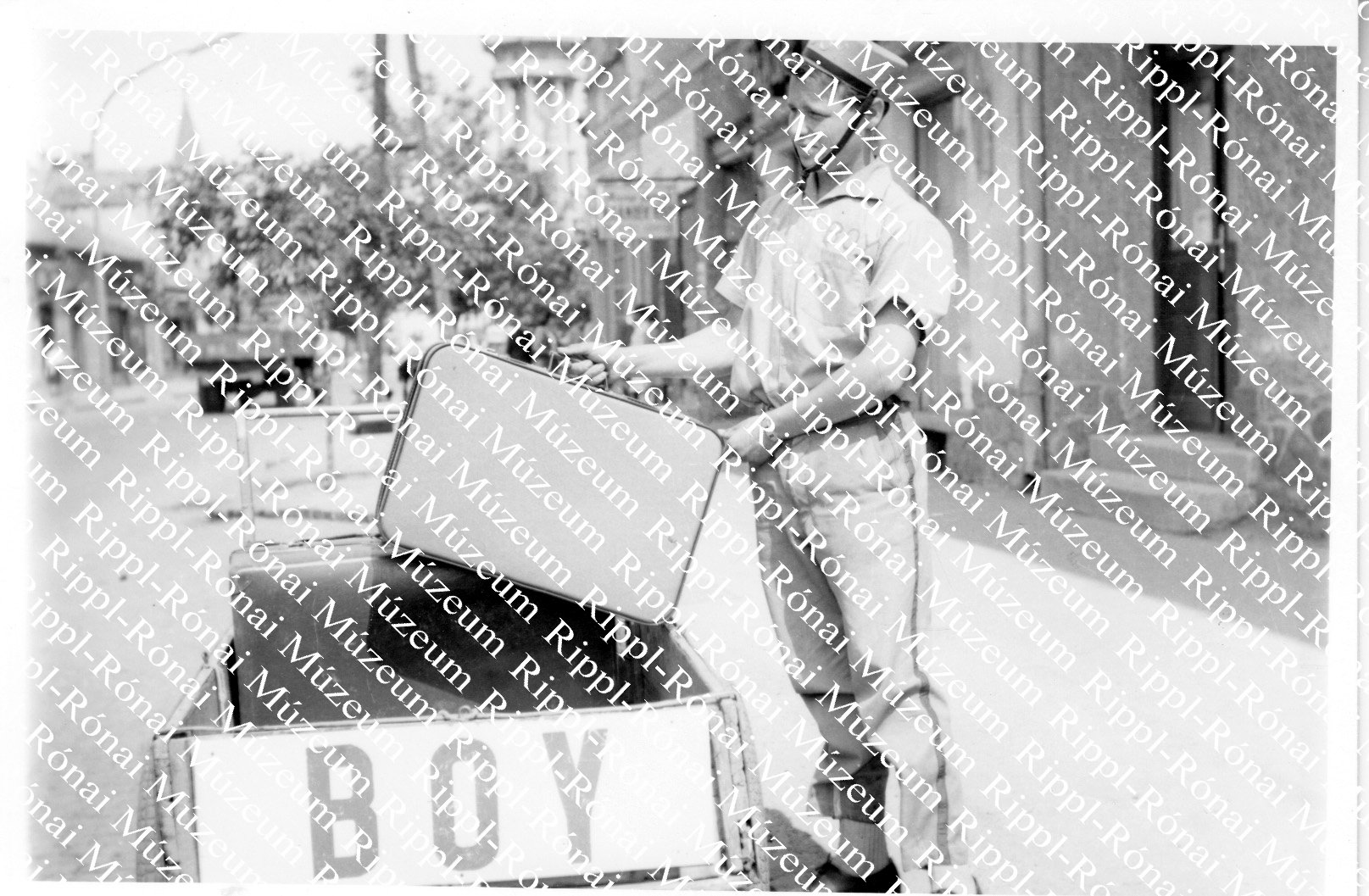 Siófokon a Szolgáltató Ktsz. boy-szolgálatot állított be (Rippl-Rónai Múzeum CC BY-NC-SA)