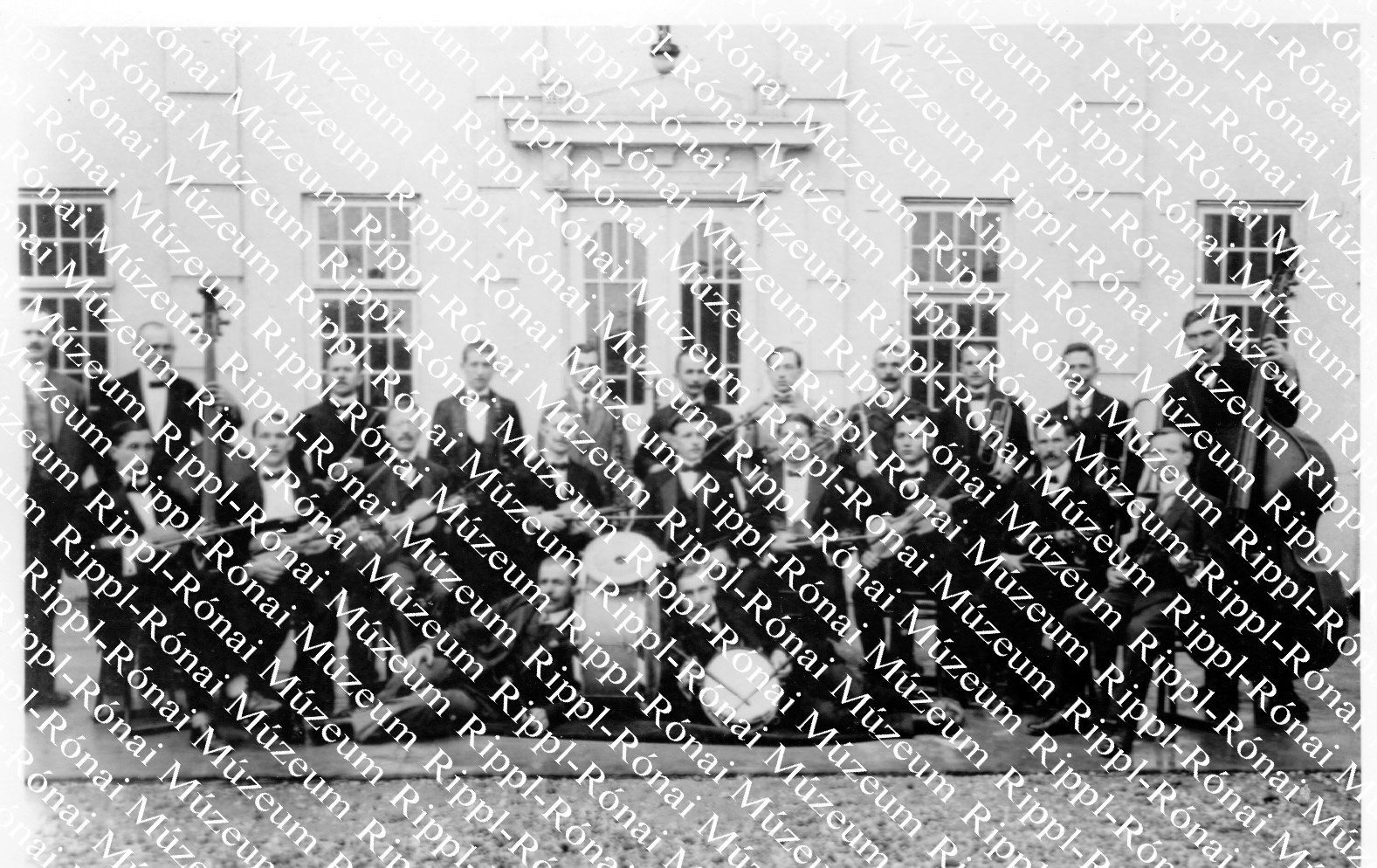 Az 1912-ben átadott kaposvári Munkásotthon zenekara (Rippl-Rónai Múzeum CC BY-NC-SA)