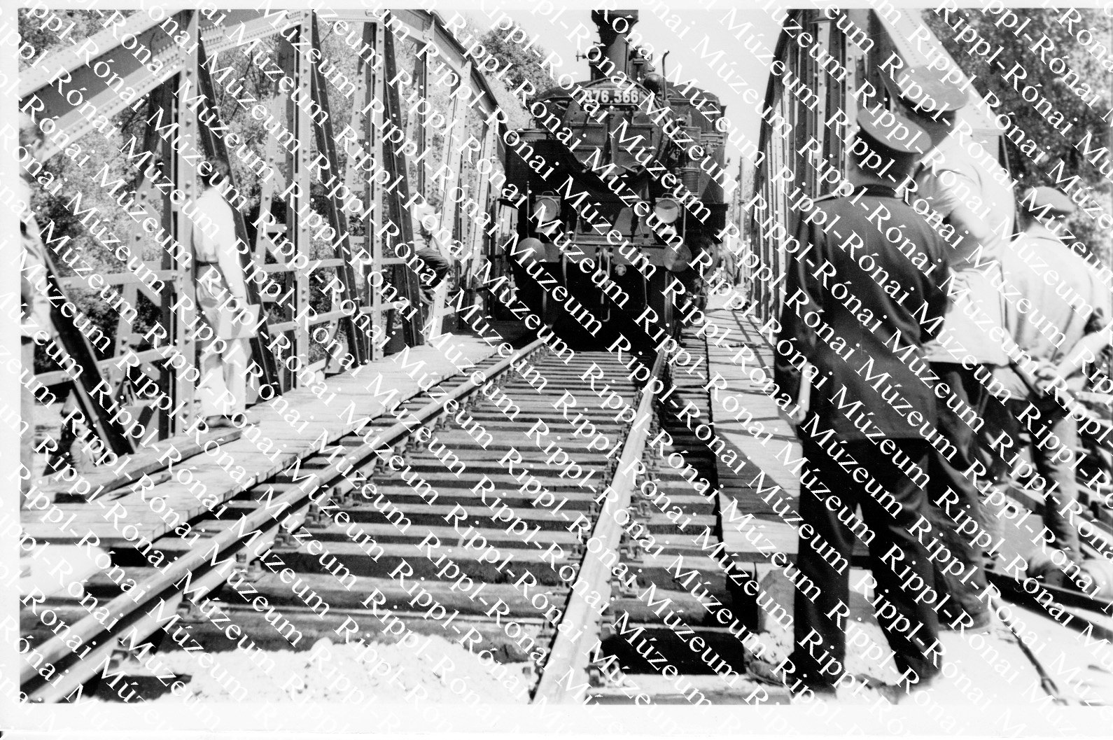 Mozdony gördül az újonnan átadott Rinya-hídra (Rippl-Rónai Múzeum CC BY-NC-SA)