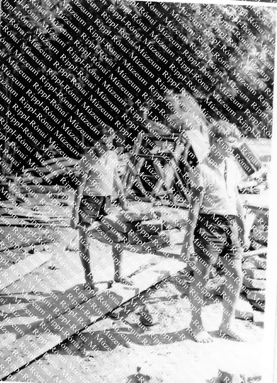 Rigó Jánoséknál a két fiú is segít a ház újjáépítésében (Rippl-Rónai Múzeum CC BY-NC-SA)