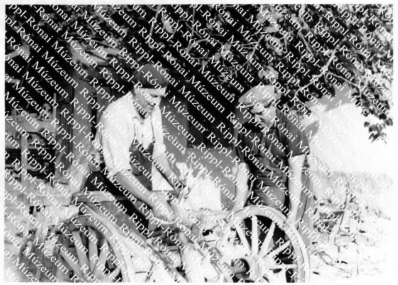 Kiss György és Marosi György a kányai Alkotmány Tsz. kovácsai kereket szerelnek (Rippl-Rónai Múzeum CC BY-NC-SA)