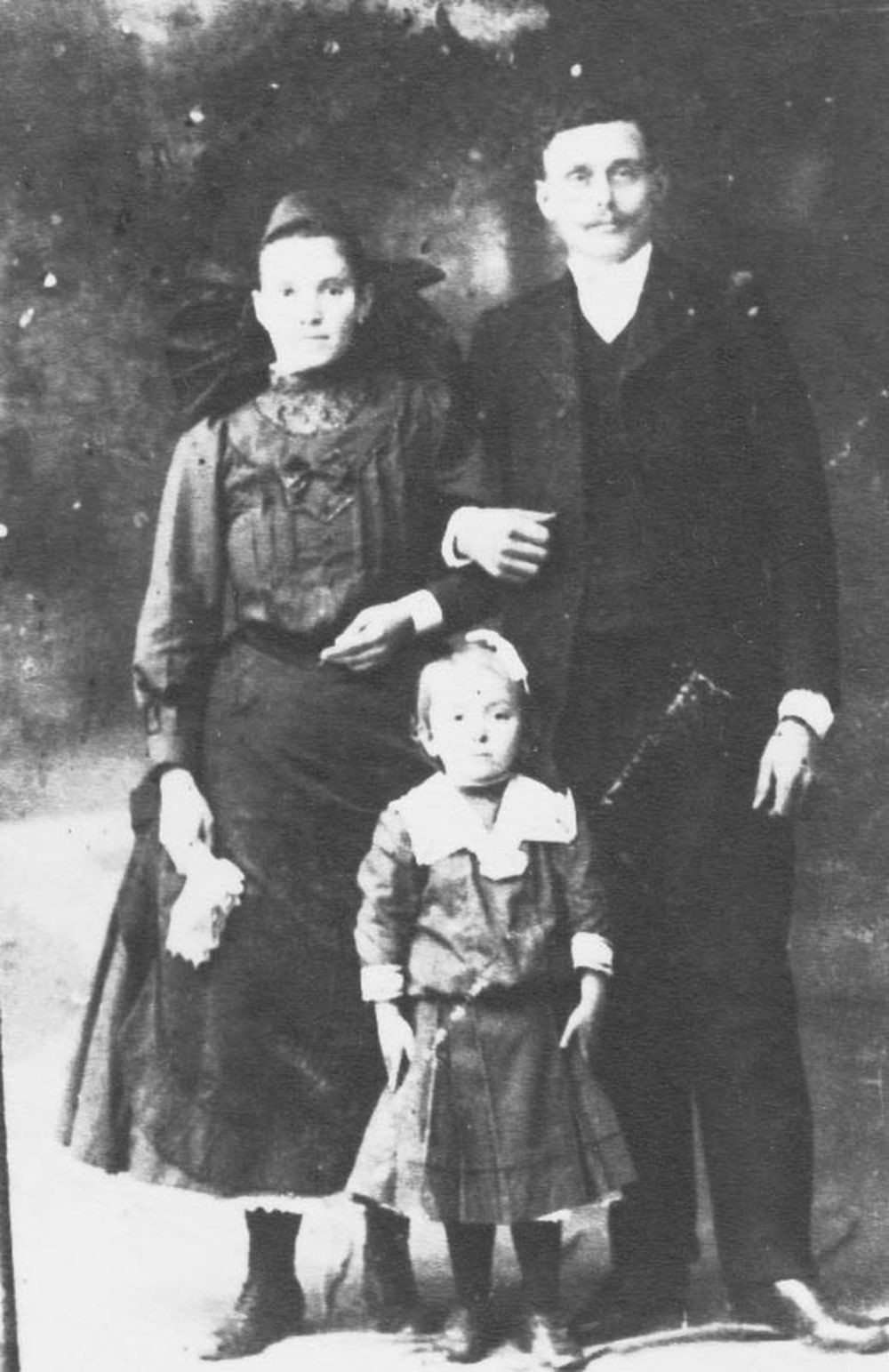 Hetesről származó menyecske ,,tornyosan főkötött kendőben", férjével és kislányával (Rippl-Rónai Múzeum CC BY-NC-ND)