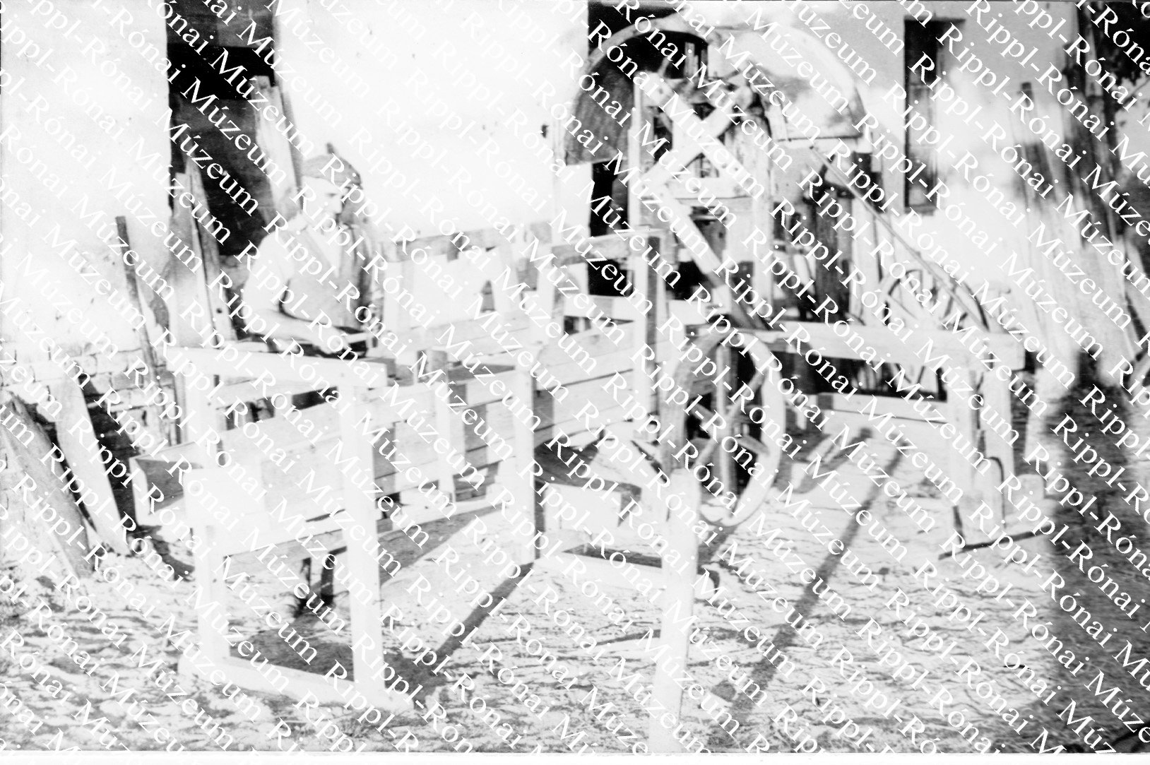 Paller József bognár és az általa kitalált burgonyaválogató gép (Rippl-Rónai Múzeum CC BY-NC-SA)