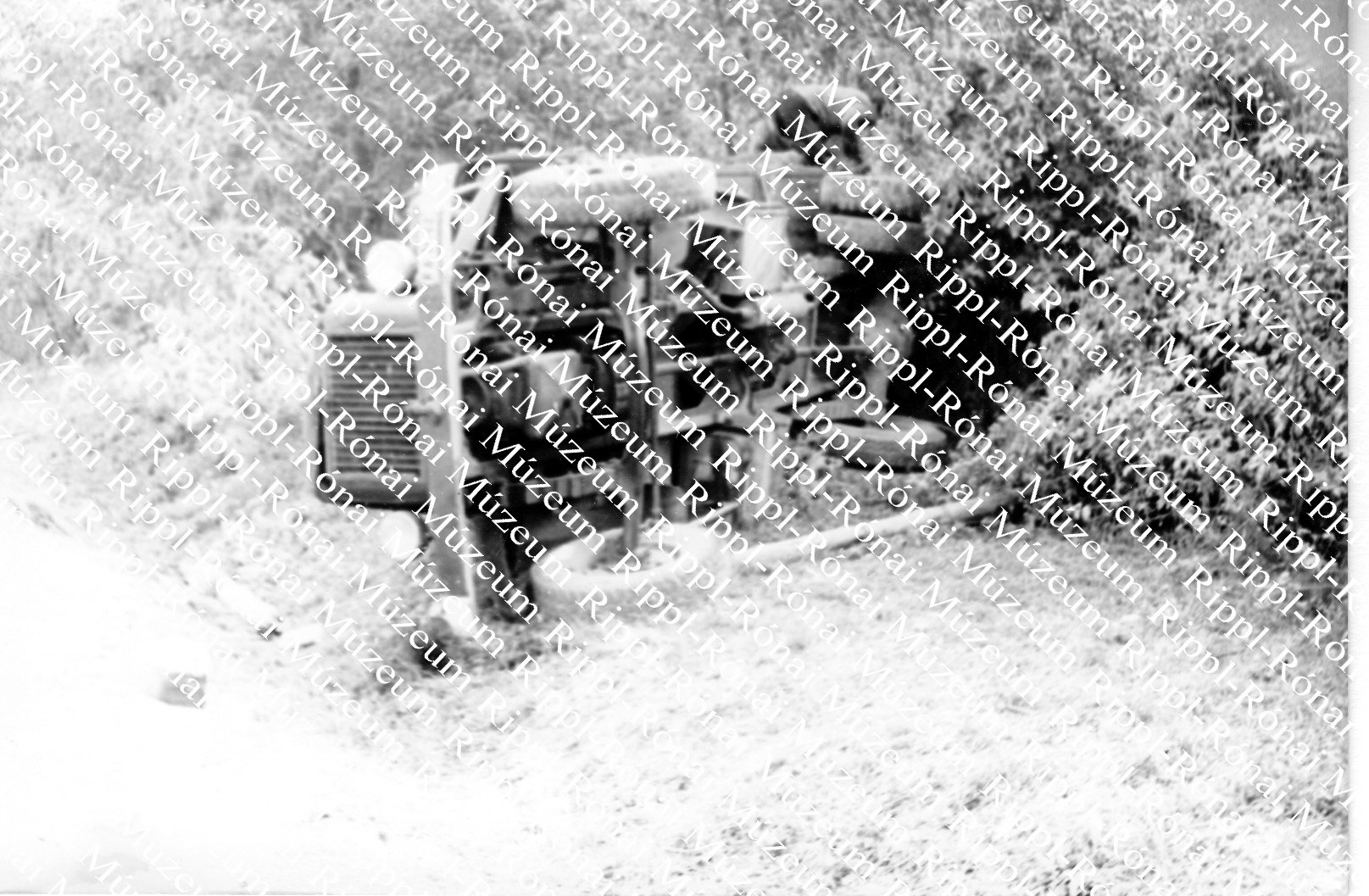 Az FA 14-82 rendszámú tehergépkocsi Kutas és Szabás között az árokba borult (Rippl-Rónai Múzeum CC BY-NC-SA)