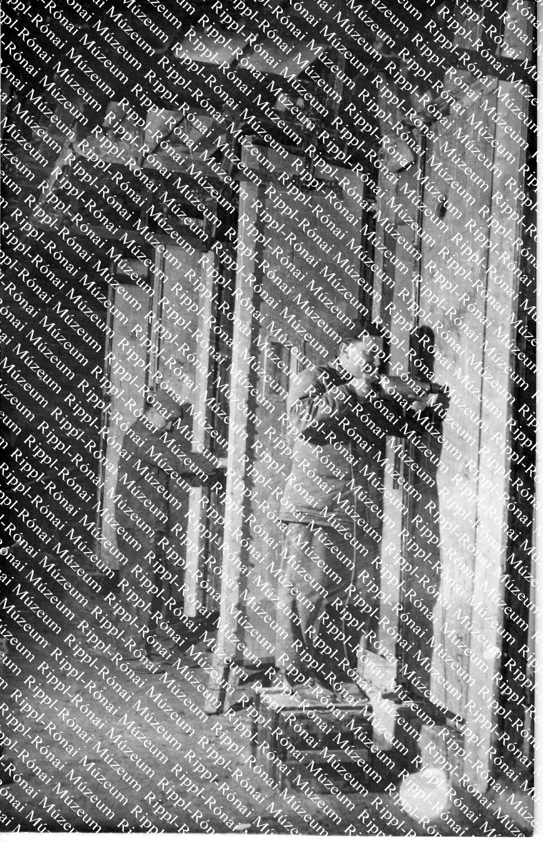 Automata főző és füstölő szekrényeket szerelnek fel az új Húsüzemben (Rippl-Rónai Múzeum CC BY-NC-SA)