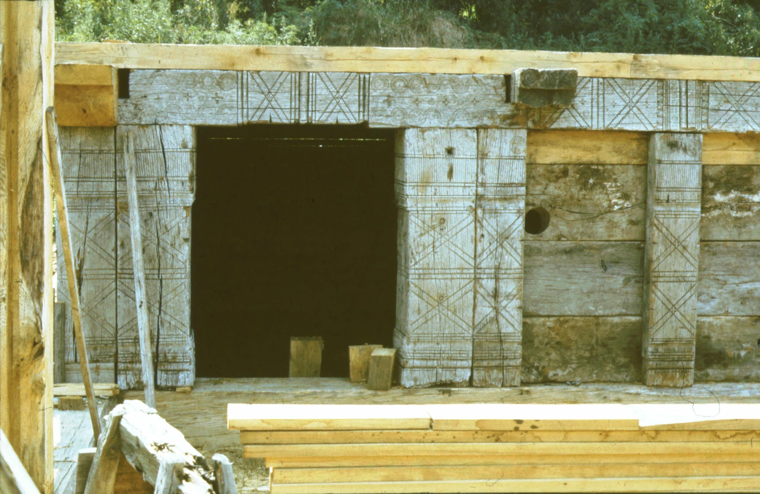 Az épülő szalacska-hegyi présház eredeti fala a bejárattal (Rippl-Rónai Múzeum CC BY-NC-ND)