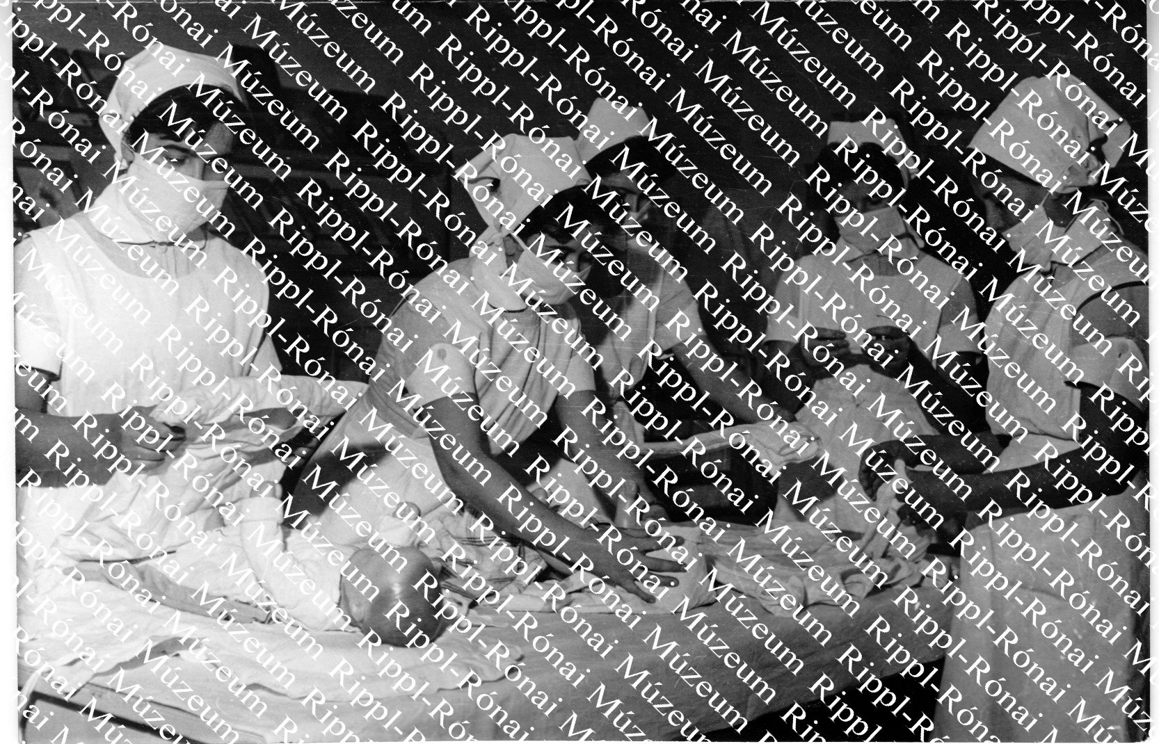 Pólyáznak, pelenkáznak a kaposvári Egészségügyi Szakiskola növendékei (Rippl-Rónai Múzeum CC BY-NC-SA)
