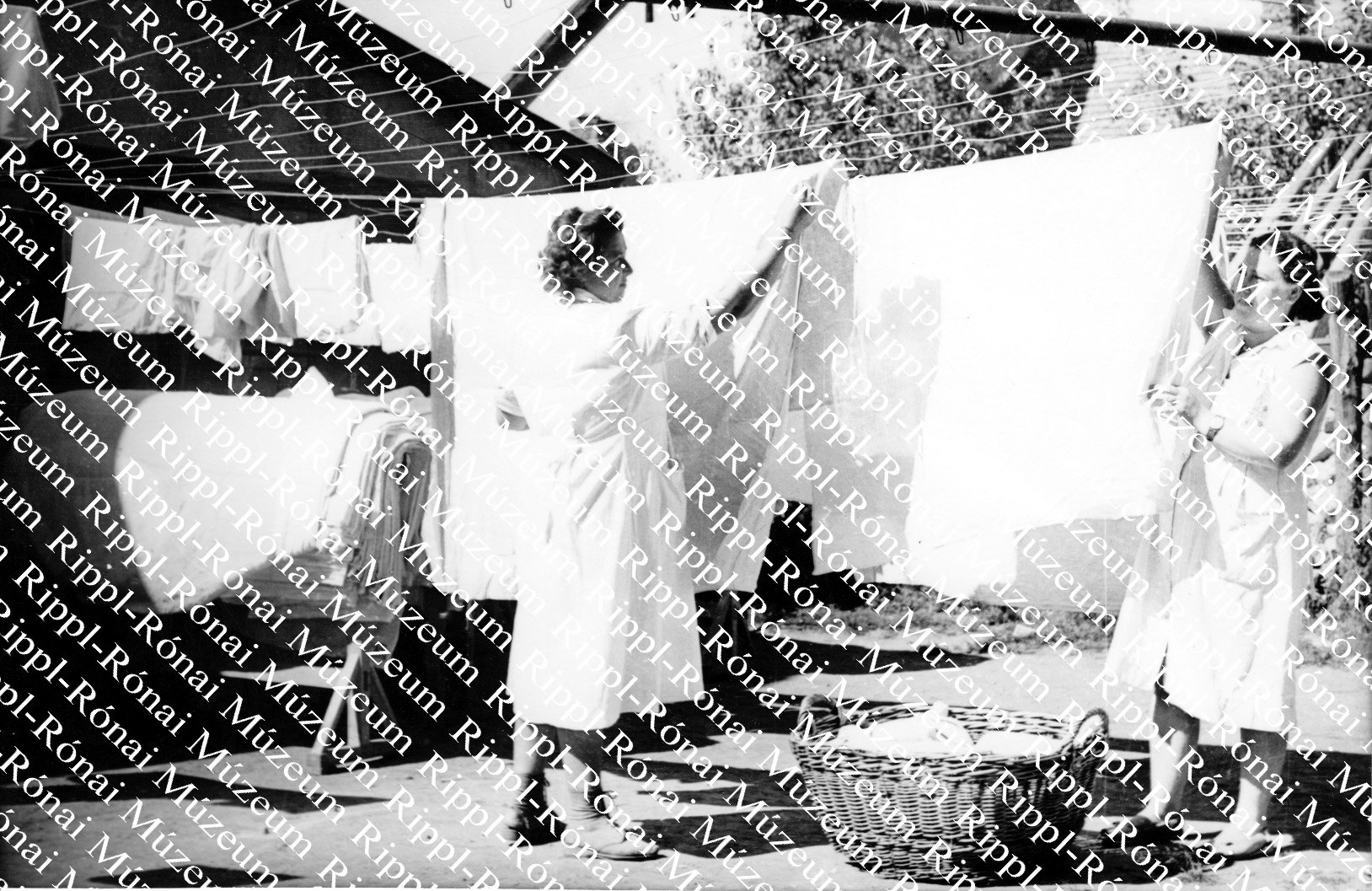A siófoki Szolgáltató Ktsz. mosodájában a lepedőket az udvarra terítik száradni (Rippl-Rónai Múzeum CC BY-NC-SA)