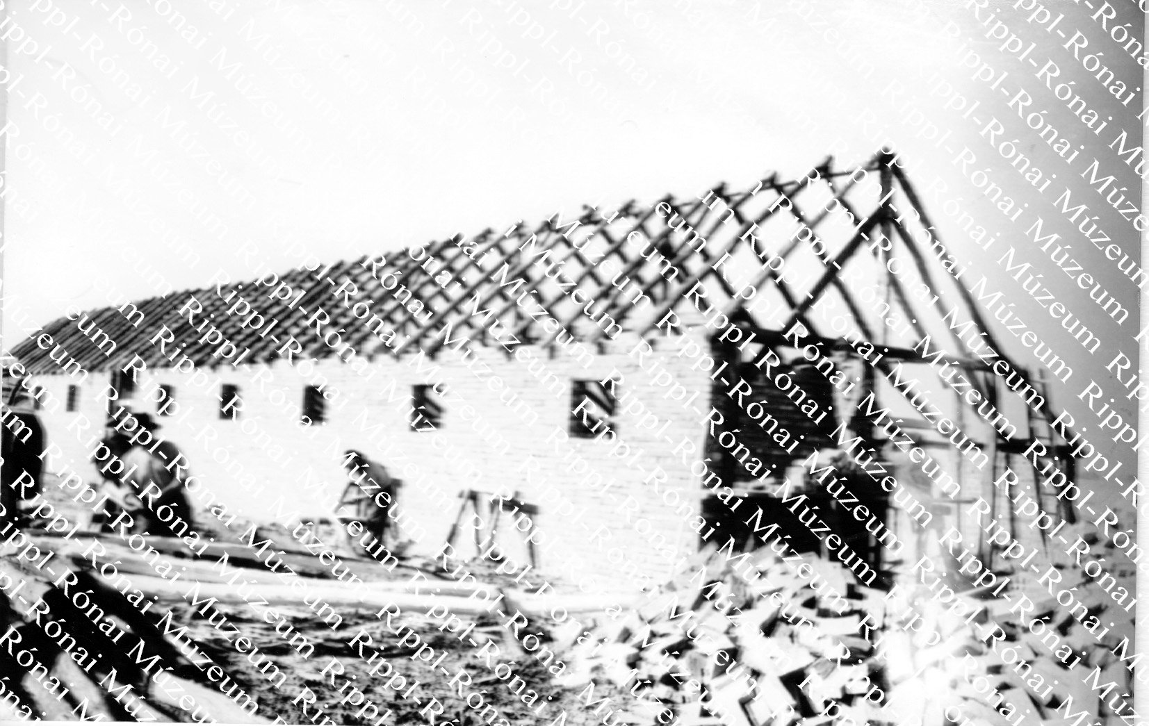 Hetven férőhelyes istállót épít a komlósdi Új Barázda Tsz. építőbrigádja (Rippl-Rónai Múzeum CC BY-NC-SA)