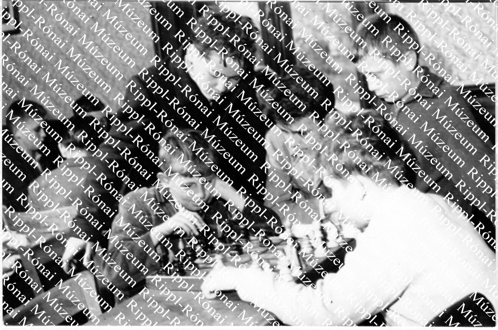 Ebédszünetben nagy sakkcsatát vívnak a barcsi általános iskola napközisei (Rippl-Rónai Múzeum CC BY-NC-SA)