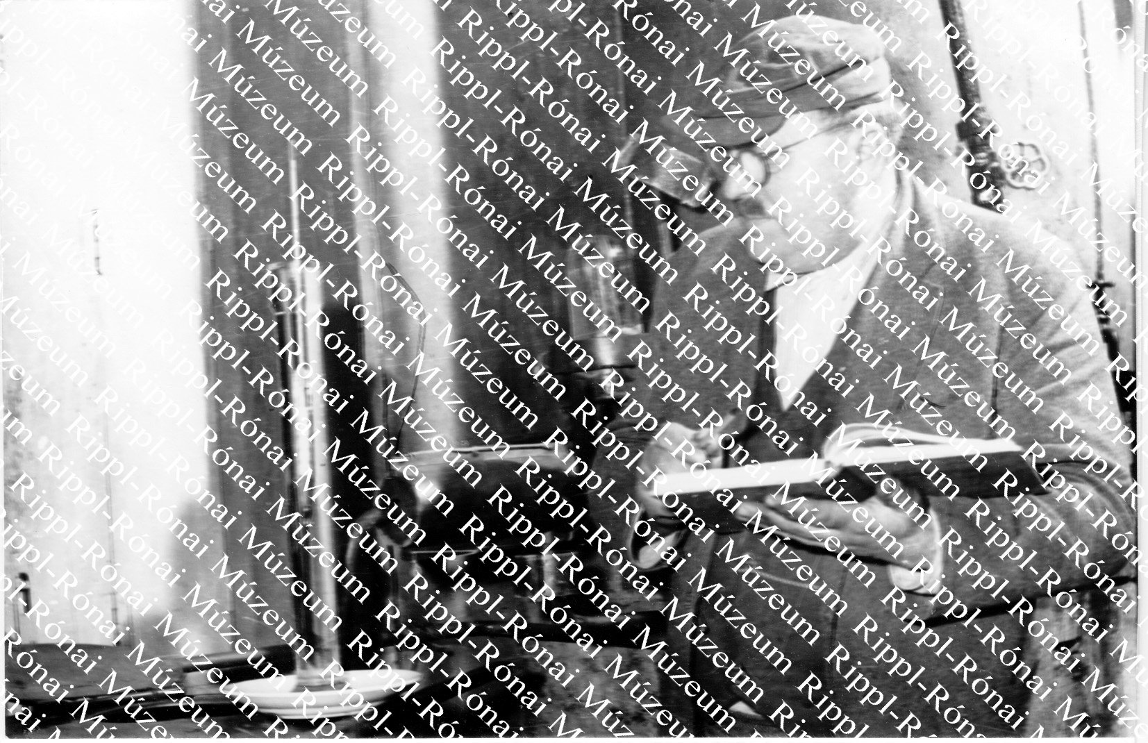 Horváth József zákányi Fmsz. szeszfőzdéjének vezetője ellenőrző mérést végez (Rippl-Rónai Múzeum CC BY-NC-SA)