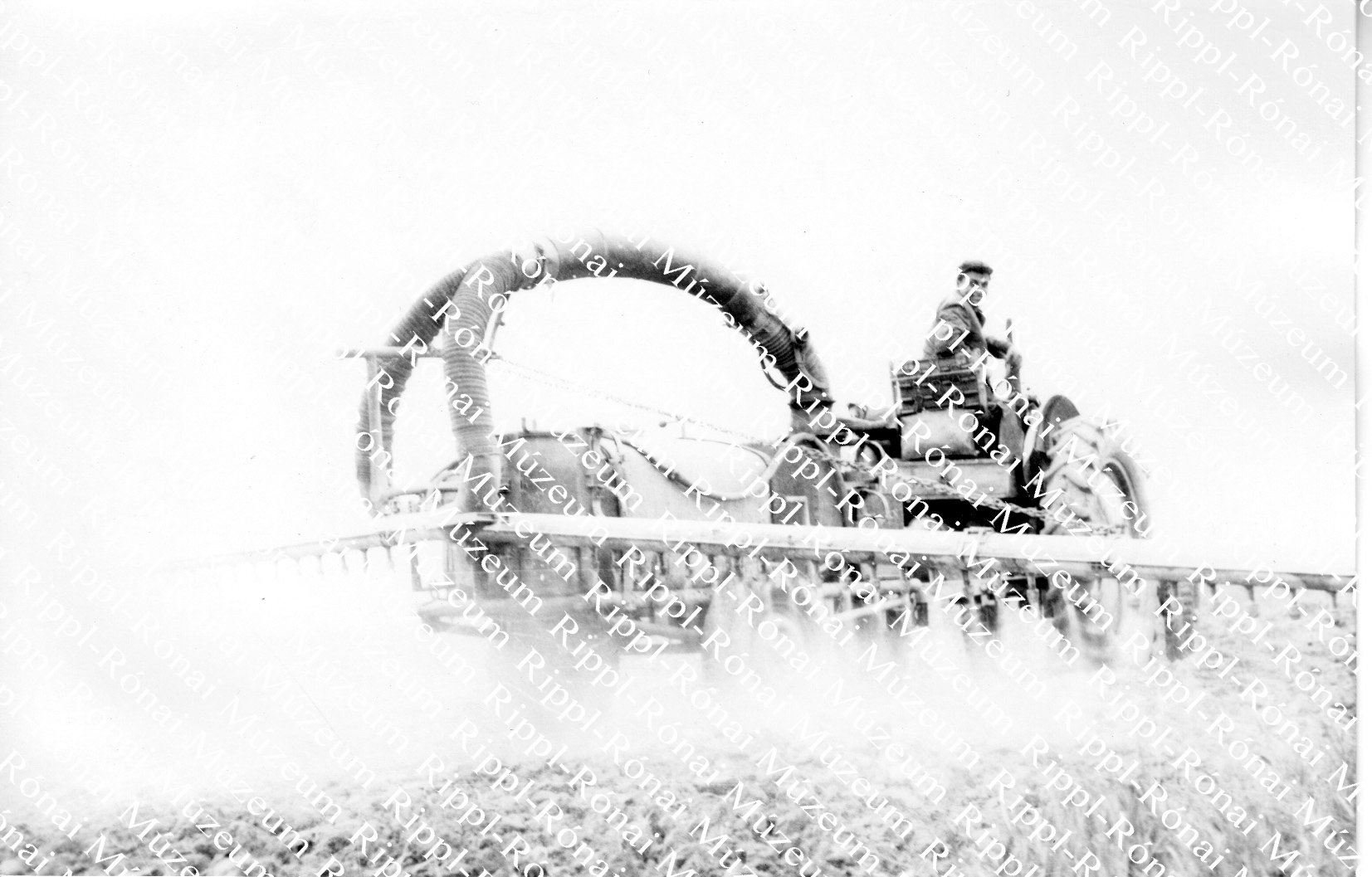 A nagybajomi Zöld Mező Tsz. kukoricatábláján vegyszeresen irtják a gyomot (Rippl-Rónai Múzeum CC BY-NC-SA)