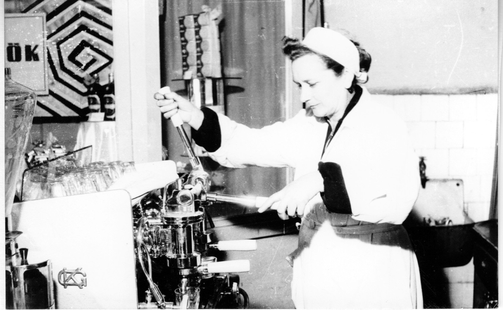 Schleyer Margit az Ady Endre utcai csemegeáruház kávéfőzőnője (Rippl-Rónai Múzeum CC BY-NC-SA)