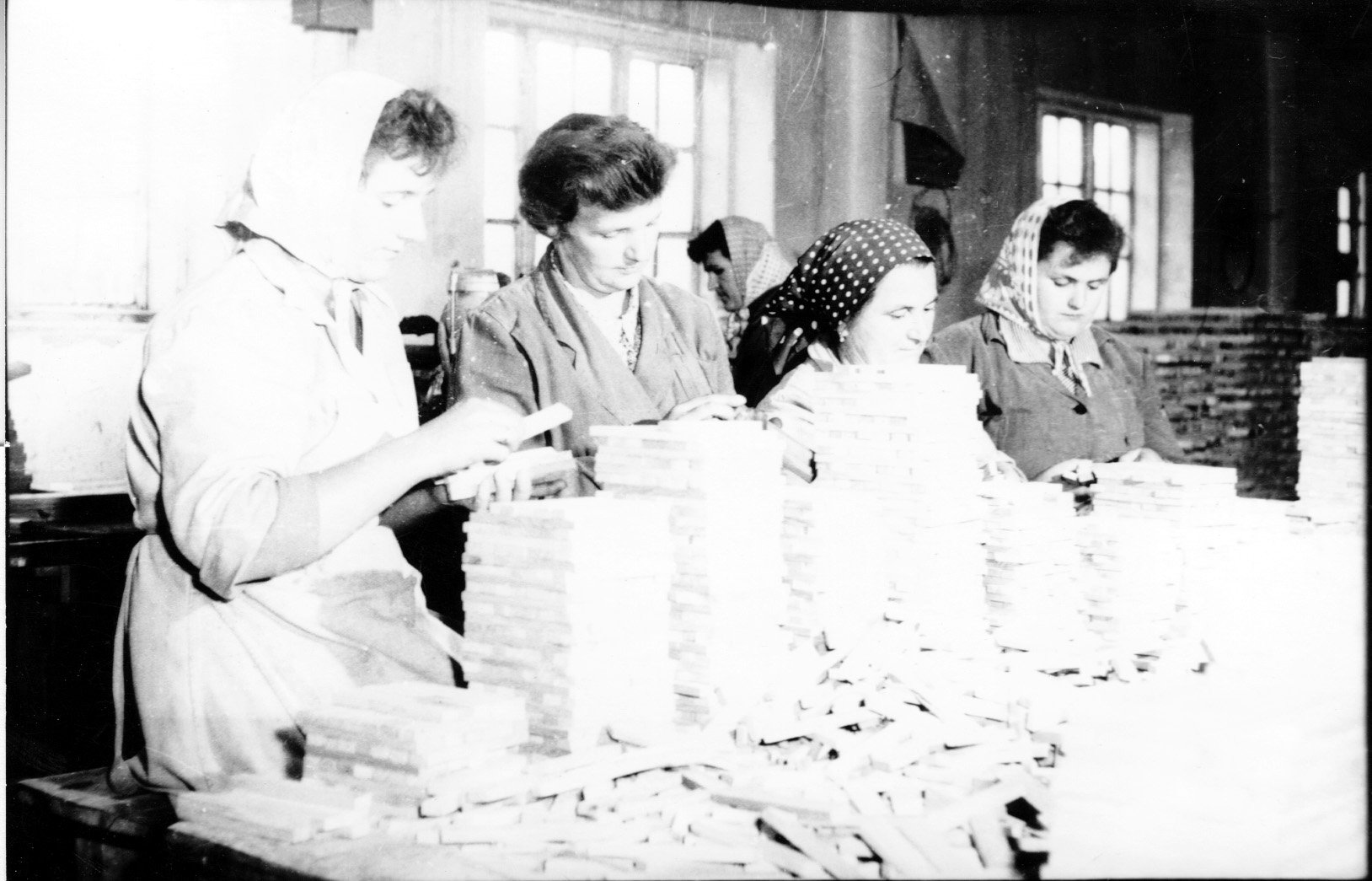 A barcsi Fűrészüzemben Dombi Józsefné, Bence Jánosné, Kostyák Józsefné és Tonsz Gyuláné a mozaikparkett utolsó lapjait osztályozza (Rippl-Rónai Múzeum CC BY-NC-SA)