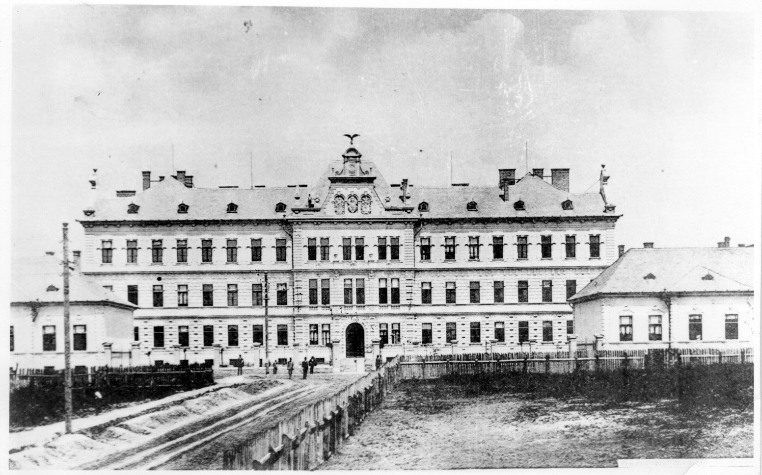 A kaposvári Táncsics gimnázium 50. évfordulója alkalmából készült felvétel a gimnázium harmadik épületéről (1897). (Rippl-Rónai Múzeum CC BY-NC-SA)
