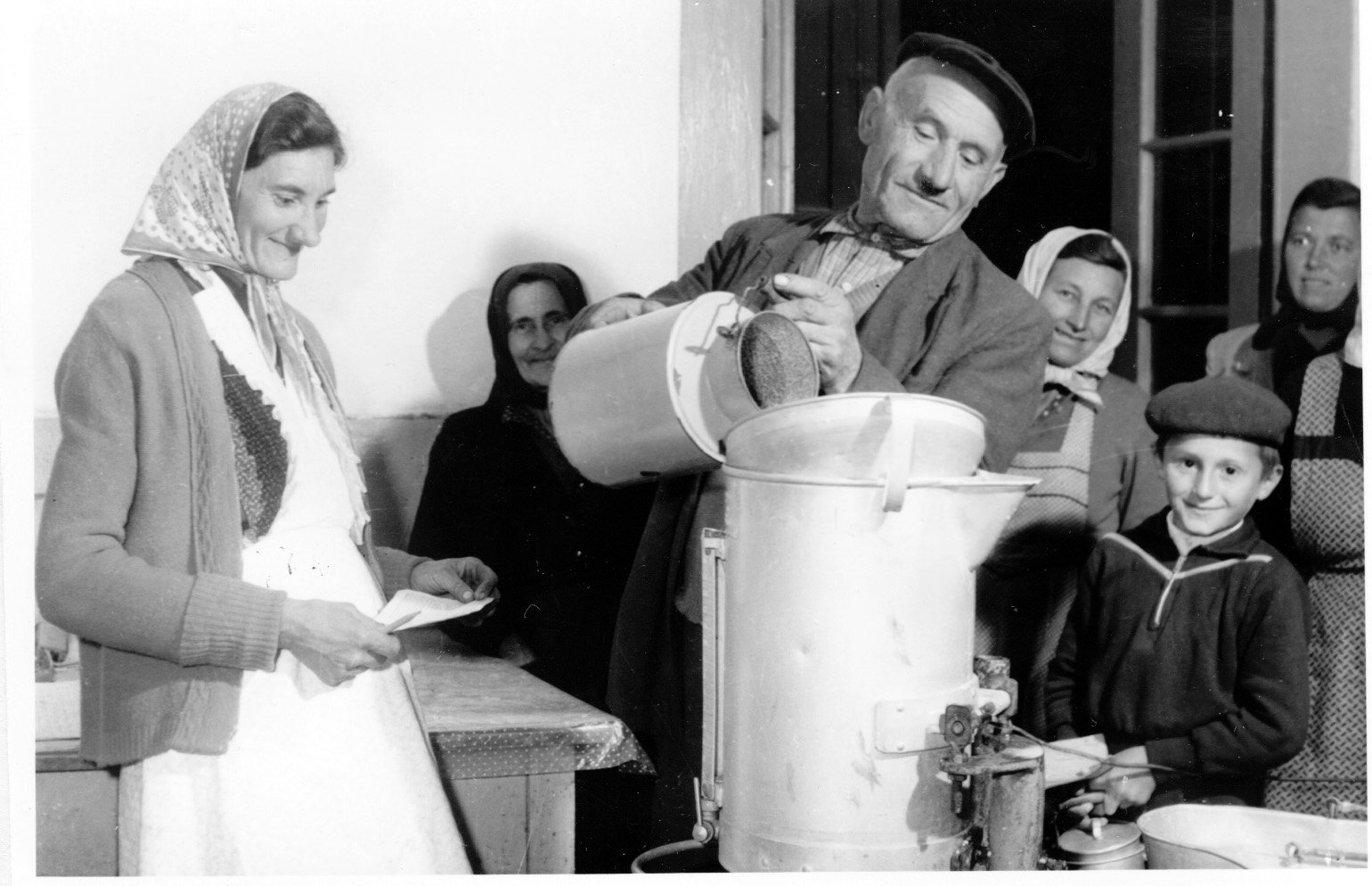 Kollár Jánosné, az istvándi tejcsarnok vezetője esténként 150-160 liter tejet vesz át a szövetkezeti gazdáktól és az Új Élet Tsz-től (Rippl-Rónai Múzeum CC BY-NC-SA)