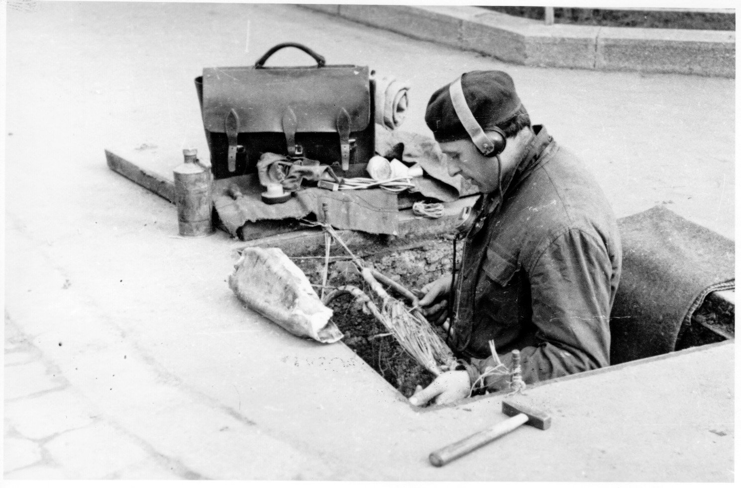 Ács Ferenc, a kaposvári Postahivatal 1. sz. Műszaki Fenntartási Üzem dolgozója kábel érpárok bővítését végzi a Sztálin (ma St. Imrte) utcáb (Rippl-Rónai Múzeum CC BY-NC-SA)