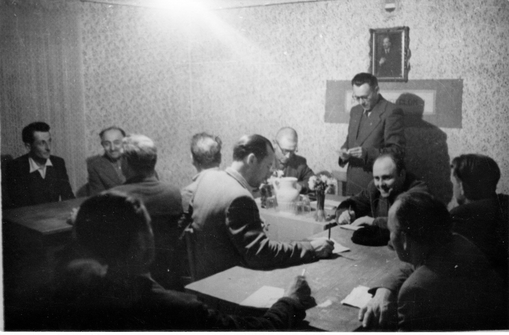 Csák Emil igazgató-tanító összefoglalja az eddig tanultakat a bonnyai pártszervezet Időszerű kérdések c. tanfolyamának 1959-60-as oktatási év (Rippl-Rónai Múzeum CC BY-NC-SA)