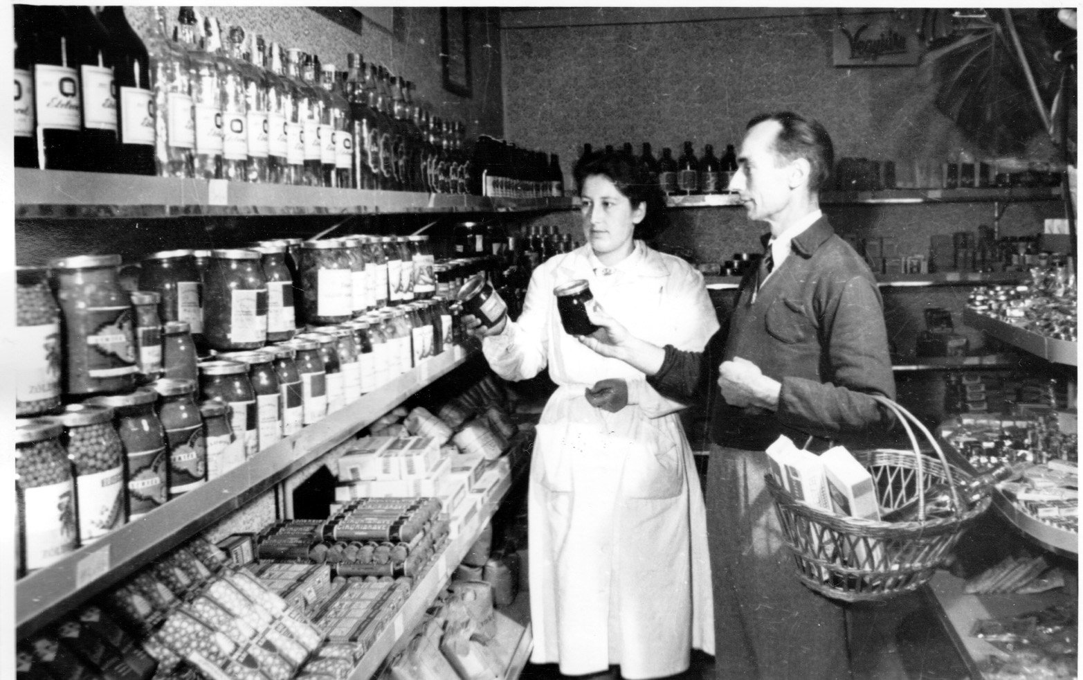 A férfiak is szívesen vásárolnak a kéthelyi vegyesáru boltból átalakított önkiszolgáló boltban (Rippl-Rónai Múzeum CC BY-NC-SA)