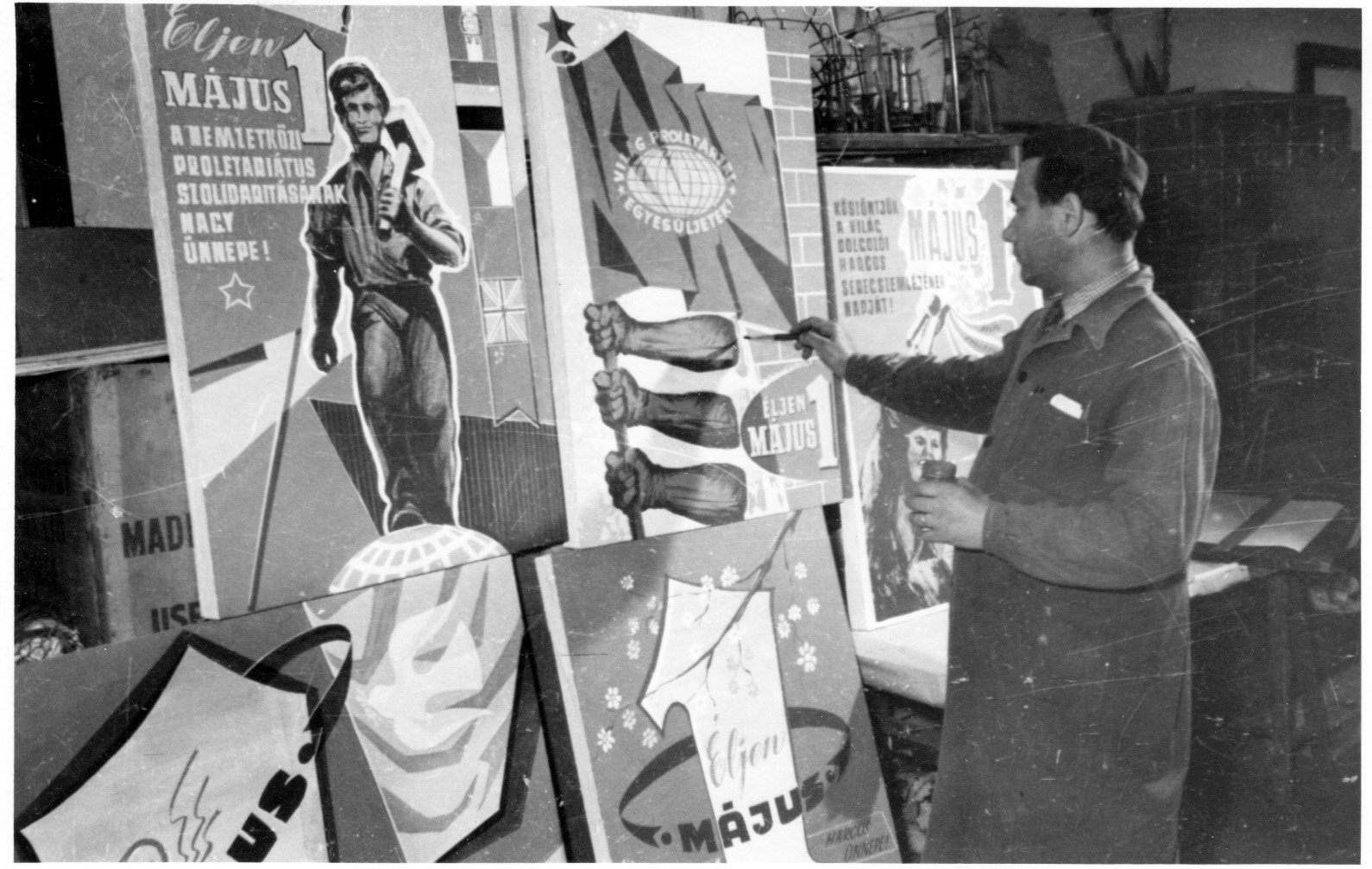 A Somogy megyei Iparcikk Kiskereskedelmi Vállalat dekorációs részlegének Kiss Elek az utolsó ecsetvonásokat végzi az egyik ünnepi plakáton (Rippl-Rónai Múzeum CC BY-NC-SA)