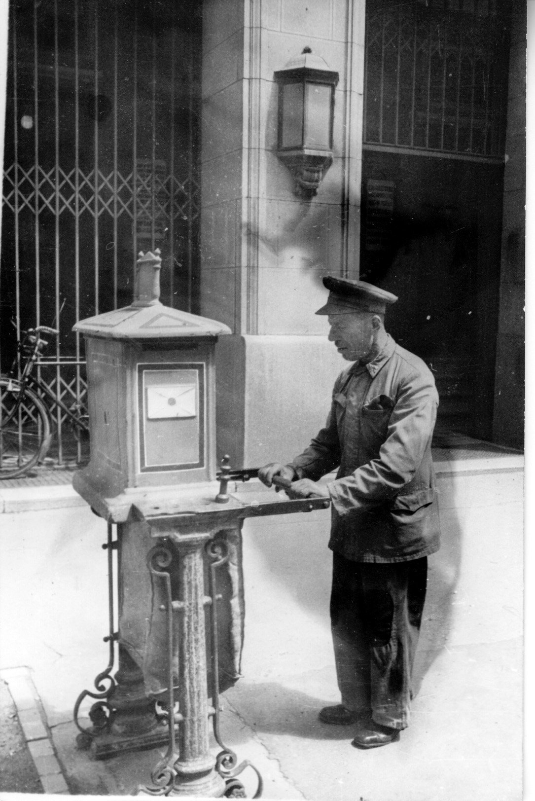 Csiszár János, a kaposvári Postahivatal dolgozója 34 évig postakocsis volt (Rippl-Rónai Múzeum CC BY-NC-SA)